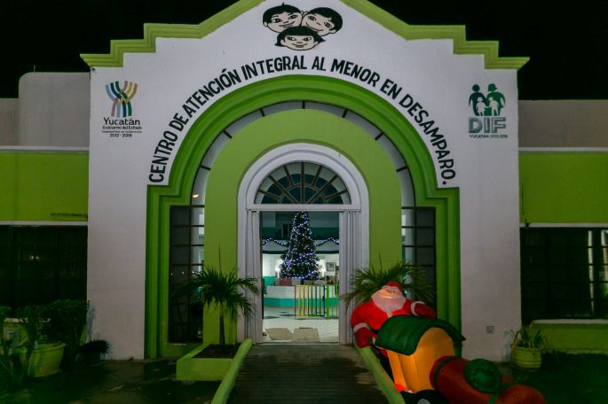 Iluminan las luces de la Navidad el Caimede