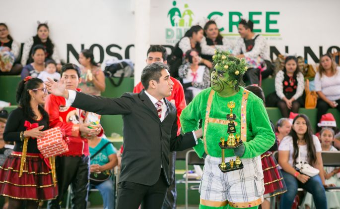 Disfrutan usuarios del CREE su convivencia navideña