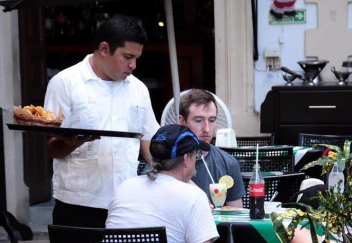Hoteleros, restauranteros, vendedores de artesanía, rentadoras, trabajan horas extras por turistas