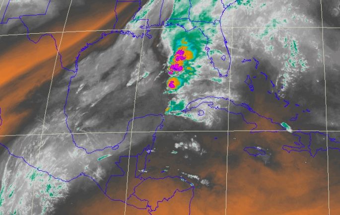 Si salen de su casa, agarren paraguas, su nailon o impermeable, se pronostican fuertes lluvias 