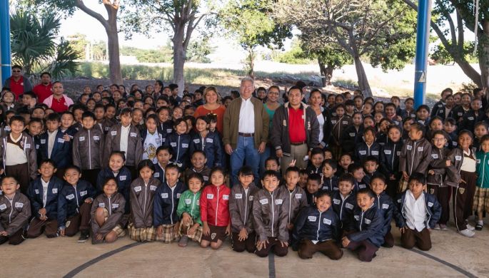 Entregan chamarras para disminuir ausentismo escolar en invierno