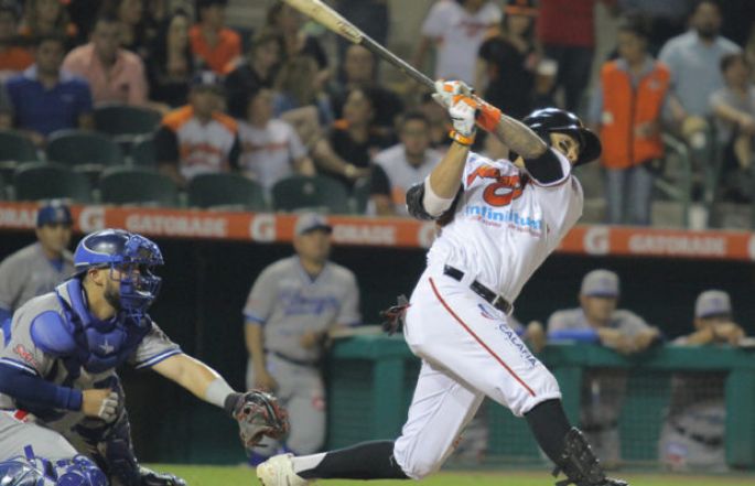 Los Nacionales de Washington firman a catcher melenudo