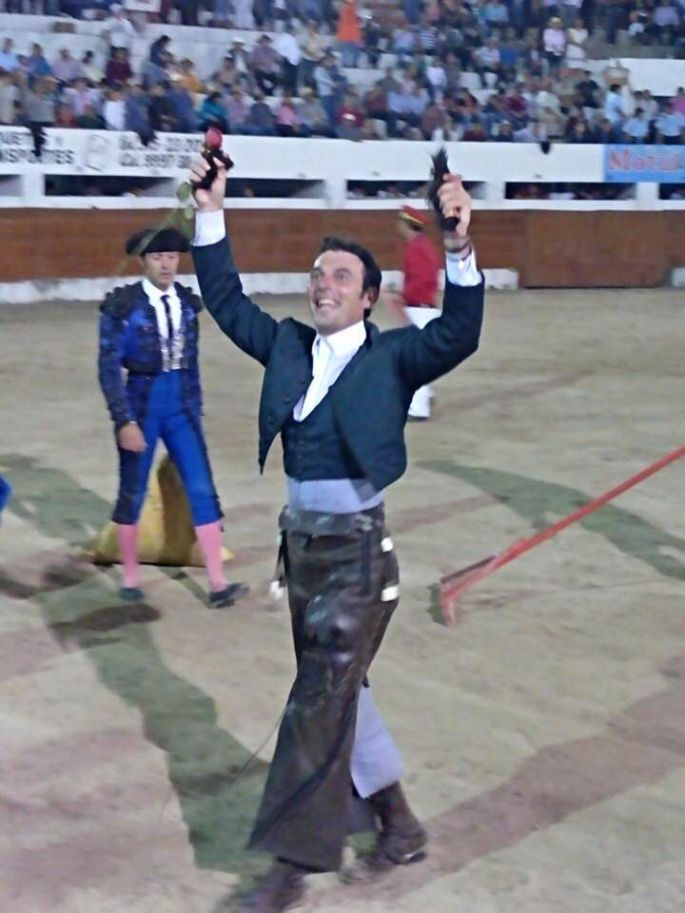 Andy Cartagena corta dos orejas en la Monumental de Motul