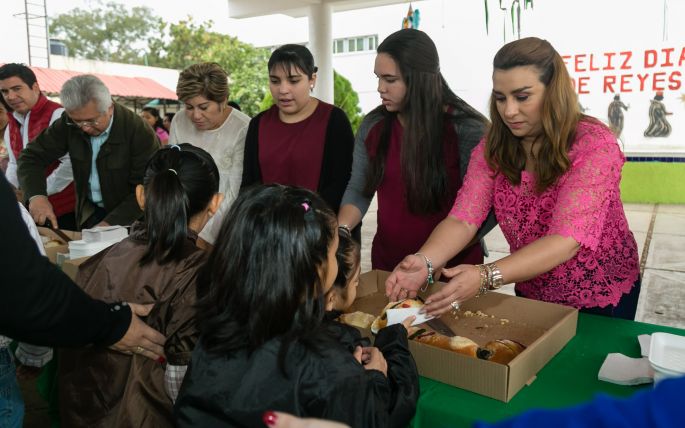 Comparten tradicional rosca de Reyes en el Caimede