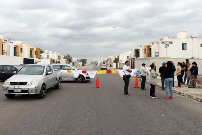 Protestan vecinos del Fraccionamiento Los Héroes, piden señalamientos en calles para evitar accidentes