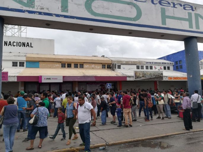 De última hora cientos acuden a tramitar su credencial del INE