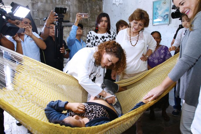 La alcaldesa de Mérida, María Fritz Sierra visita a tres beneficiarias del programa Médico a Domicilio