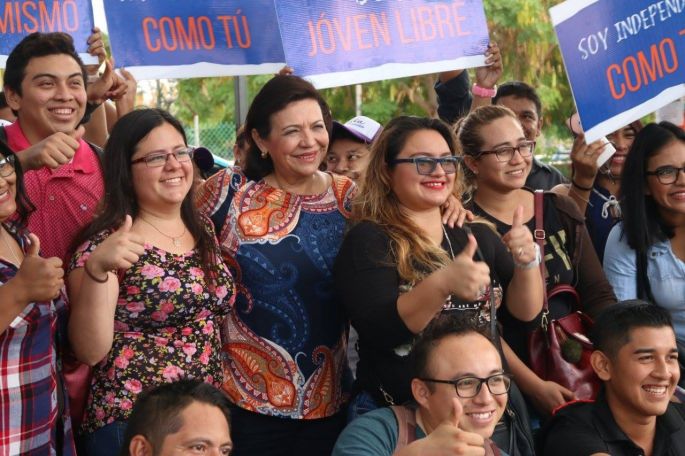 Ustedes podrán ser candidatos independientes, dice Sofía Castro a jóvenes universitarios