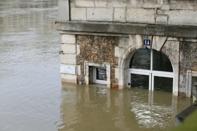 El río Sena sube y mantiene París en alerta