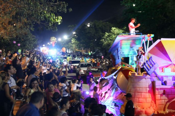 Un colorido desfile de Corso reúne a 45,000 personas en Plaza Carnaval