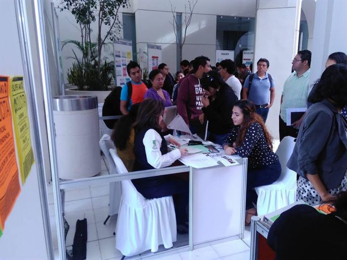 Más hombres que mujeres, todos jóvenes, buscan empleo