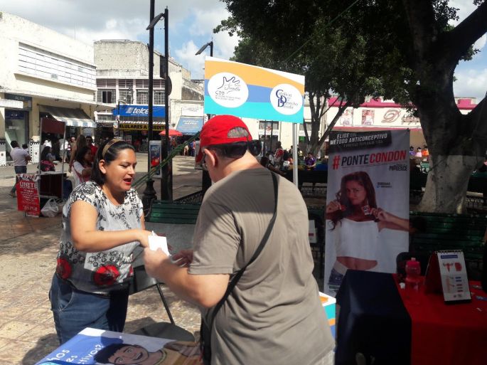 Con feria de la salud, celebran el "Día Internacional del Condón"