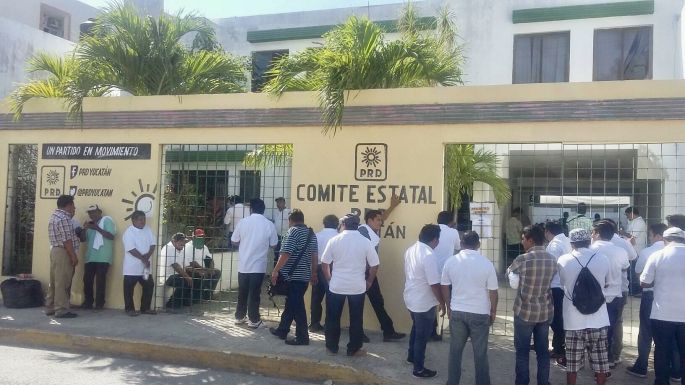 A puerta cerrada, con "guaruras" y hasta con "acordeón", el PRD Yucatán elige  a sus candidatos 