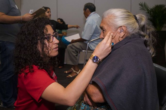 El DIF Yucatán y la Fundación Starkey entregan auxiliares auditivos