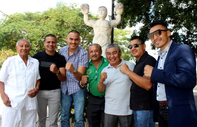 Se reunieron ex campeones mundiales para una ofrenda floral a los boxeadores fallecidos   