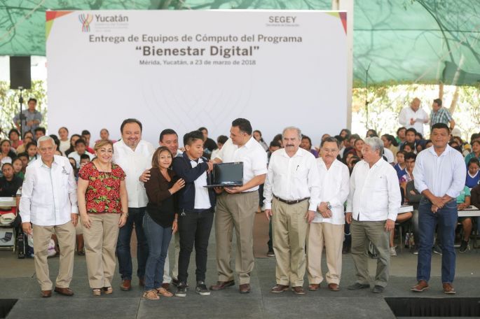 Madres y padres de familia, arquitectos de Yucatán y la sociedad: RZB
