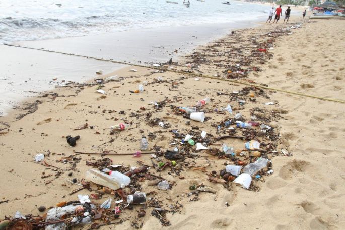 En 2050 habrá más plástico, que peces en el mar: investigadores.