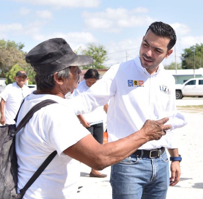 Reciben con gran entusiasmo a Elías Lixa en las comisarías de Mérida