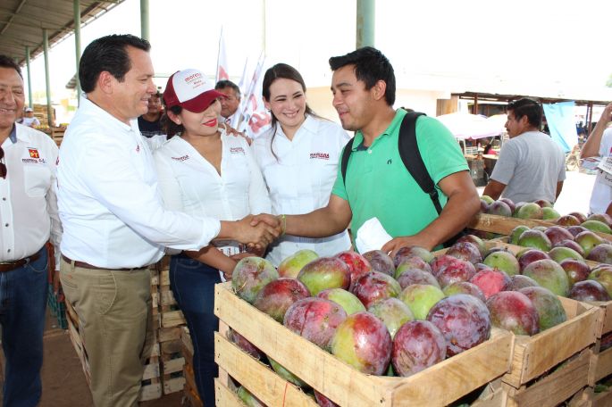 "Huacho" escucha las necesidades de productores