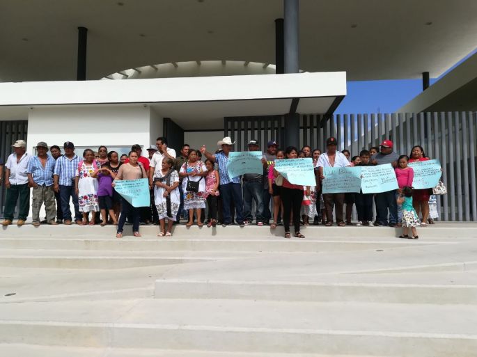 Contentos pobladores de Huntochac con el Congreso del Estado