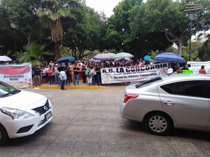 Protestan comerciantes y ambulantes por locales en el Mercado San Benito