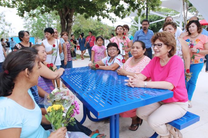 Supervisa la alcaldesa María Fritz Sierra los trabajos en el mercado y el parque de Chuburná de Hidalgo