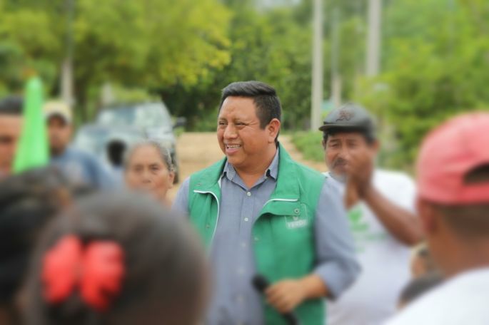 El alcalde-candidato de Tekax Manancé Couoh Tzec comisiona a Manuel Pérez alias "Chato" novio de su hija, a comprar votos ciudadanos