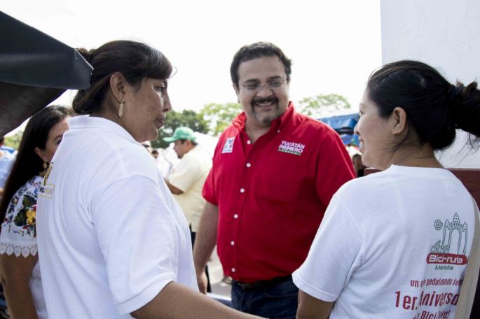 Carlos Sobrino recorre las calles de Seyé junto a la aspirante a la alcaldía, Inés González