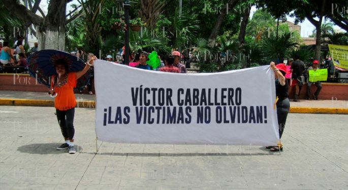 Nuevo plantón de protesta contra Víctor Caballero Durán y Celia Rivas Rodríguez