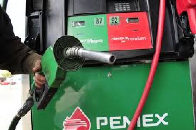 Llueven quejas en redes sociales por alzas en combustibles, cada tres días sube el precio