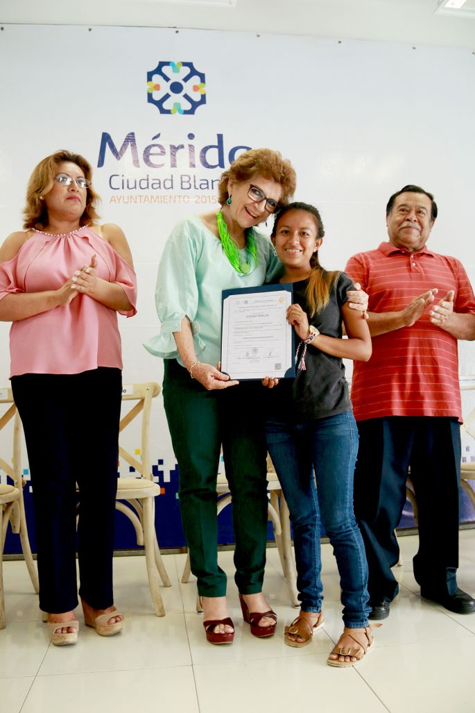 Entrega la alcaldesa María Fritz certificados a alumnos de la quinta generación de la administración 2015-2018