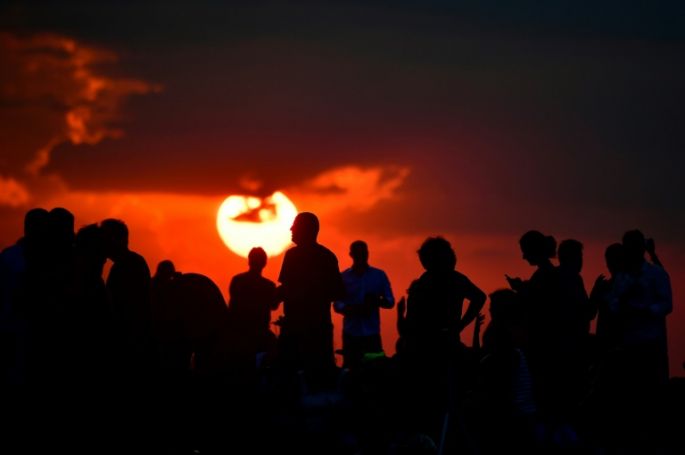 La "luna de sangre" deslumbra a amantes de la astronomía que disfrutaron del eclipse del siglo