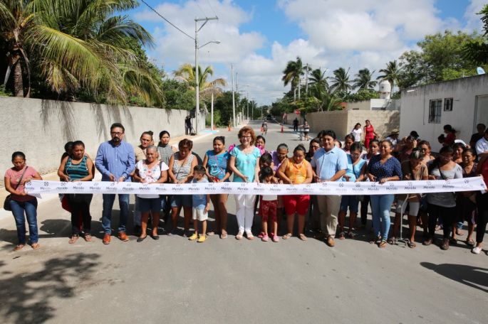 Entrega la alcaldesa María Fritz Sierra calles recién pavimentadas a los vecinos de El Roble Agrícola