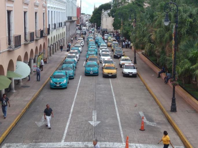 Exigen taxistas al gobierno estatal poner en orden a plataformas ilegales