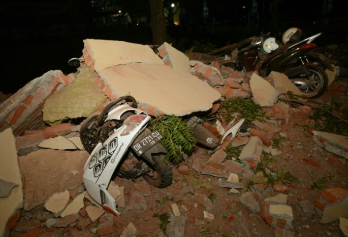 Al menos 82 muertos y cientos de heridos por sismo en Indonesia