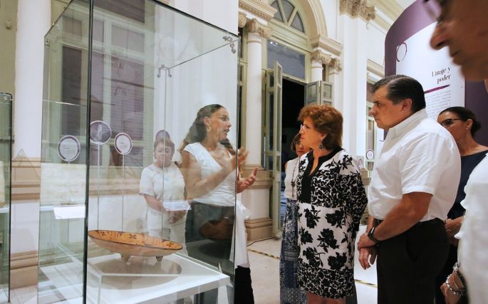 La alcaldesa María Fritz Sierra asiste a la presentación “El Siglo de las Mujeres” y la muestra “Ko’olel, transformando el camino”