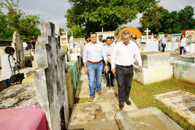 El alcalde Renán Barrera anuncia la construcción de más osarios para cementerios de 22 comisarías