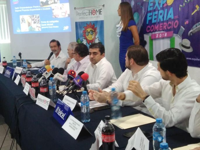 Pastel, refrescos y regalos por la XX edición de la Expo Feria del Comercio