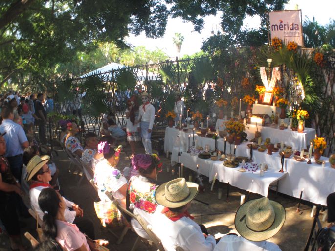 El respeto e impulso del Ayuntamiento a las tradiciones, presente en la muestra de altares de la Plaza Grande