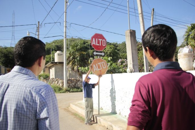 Rehabilitan la señalización en calles de Tekax