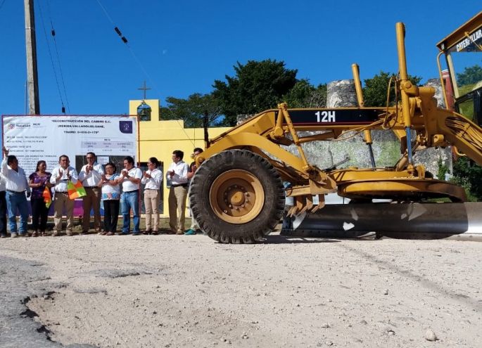 Reconstruyen carreteras de Sahé en Tixpéual; benefician a cerca de mil habitantes
