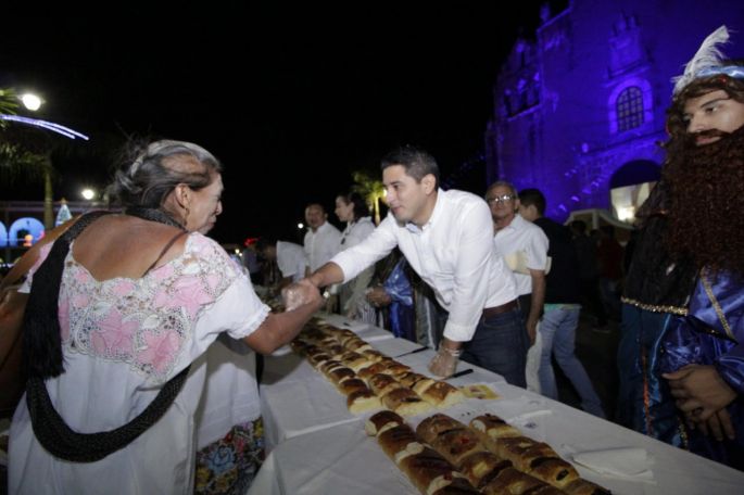 El alcalde Diego Ávila encabezó el Tradicional Corte de Rosca de Reyes en Tekax
