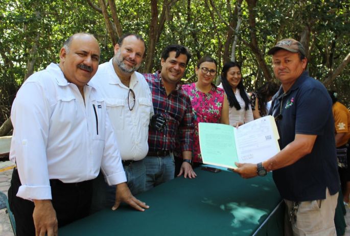 Cooperativistas de Celestún reciben documentación de sus equipos