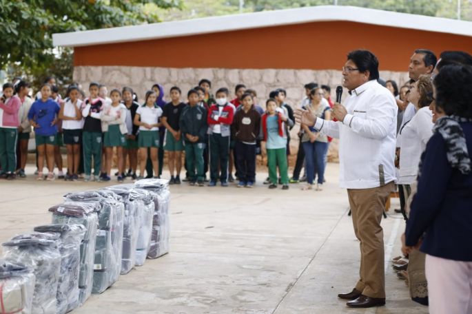 Con entrega de chamarras, se beneficia a más de 208 mil niñas y niños
