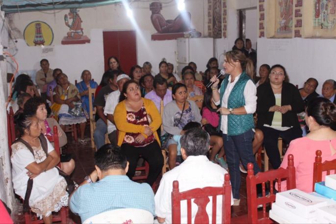 Karla Franco se reúne con cenopistas de Tinum