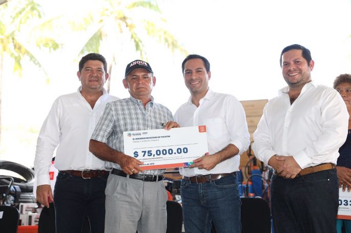 Mauricio Vila entrega apoyos por más de 45 mdp a productores del oriente de Yucatán; se benefician más de 800 mujeres y hombres 