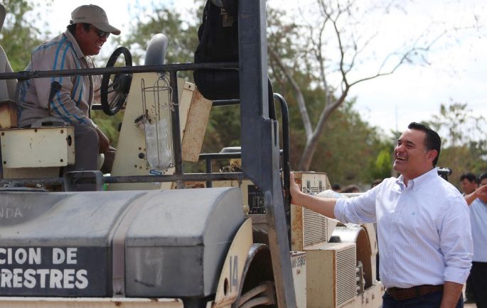 El alcalde Renán Barrera supervisa construcción de calles en la colonia San Juan Bautista