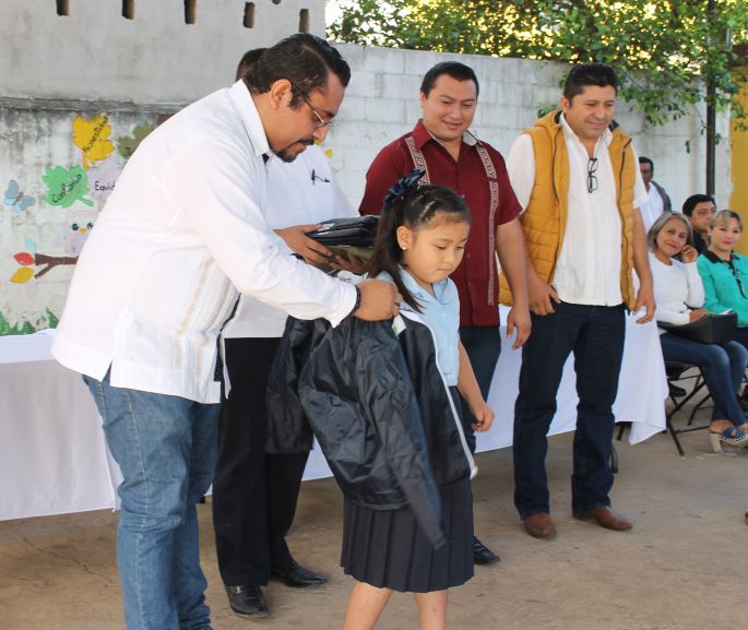 Arranca entrega de chamarras en primarias de la Perla del Sur y Comisarías