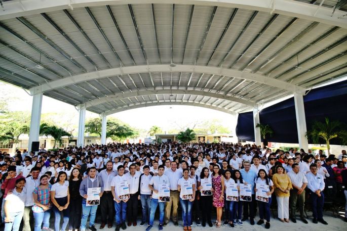Renán Barrera entrega un domo a los alumnos del CETIS 112, en el fraccionamiento Del Parque   