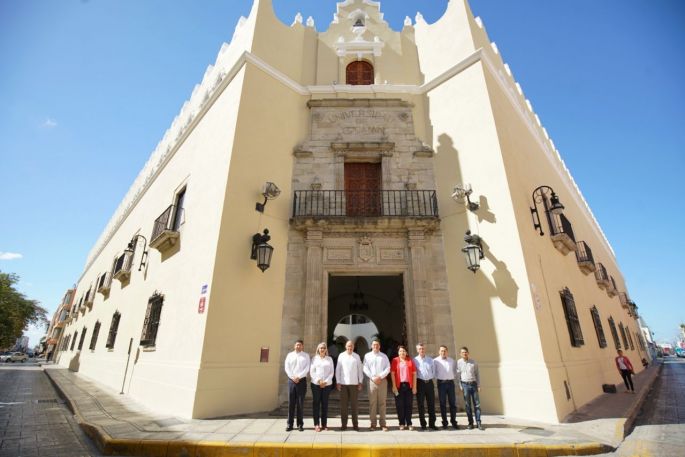 Renán Barrera entrega los trabajos de remozamiento de la fachada del edificio central de la UADY